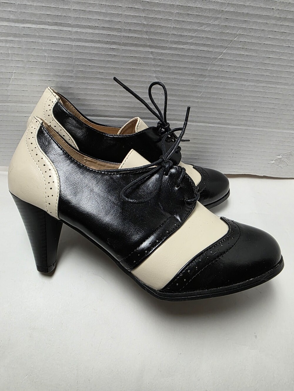 Chase & Chloe Two Tone Retro Style Heeled Shoes Sz 10